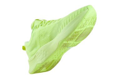 Beyaz arka planda yeşil neon tekstil ayakkabıları. Metin veya tasarım için fotokopi alanı olan moda yeşil spor ayakkabıları.