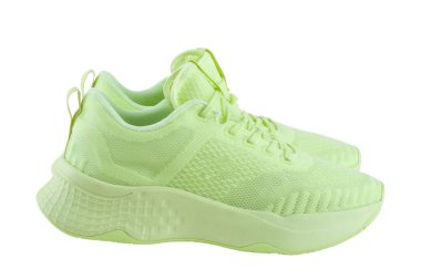 Beyaza izole edilmiş bir çift spor ayakkabı.