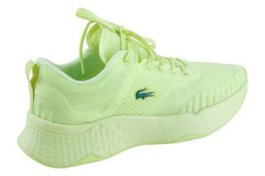 KIEV, UKRAINE - 25 Haziran 2021. Beyaz arka planda LACOSTE spor ayakkabıları. Beyaz arka planda açık yeşil spor ayakkabılar