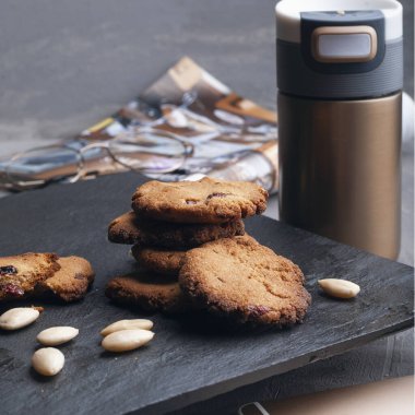 Siyah taşlı arka planda kızılcıklı kurabiyeler