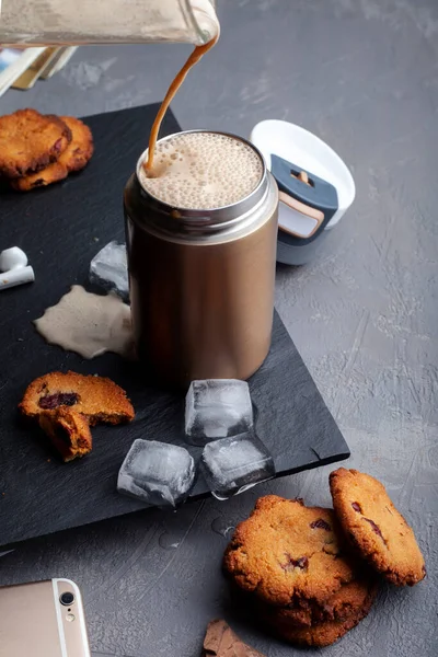 Café Helado Una Taza Termo Acero Con Leche Almendras Cubitos — Foto de Stock