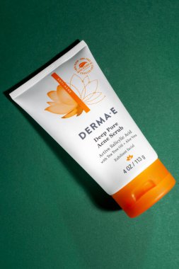 KIEV, UKRAINE - 02 Temmuz 2021: Derma E, derin gözenek temizleyici akne fırçası,% 2 salisilik asit ve anti-leke kompleksi, 113 g