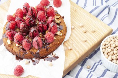 Nohut turtası sarışını un, şeker ve yumurta içermeyen nohuttan yapılan sağlıklı bir tatlıdır. Vejetaryen tatlı. Taze ahududularla süslenmiş.
