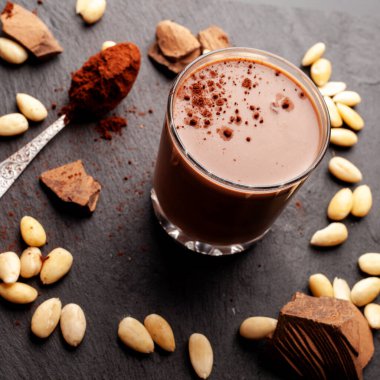 Egan kokteyli koyu beton arka planda cam bir kavanozda badem sütüyle yapılır. Seçici odak, metin için yer.