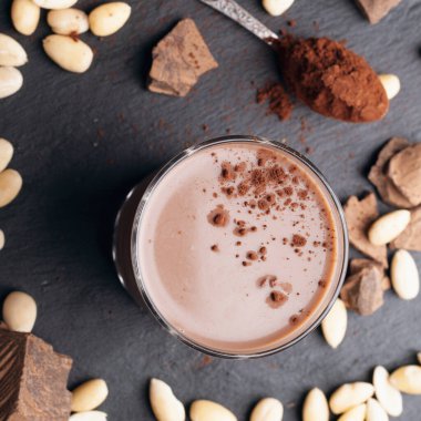 Kakao malzemeli badem sütü ve sağlıklı bir kahvaltı için bal..