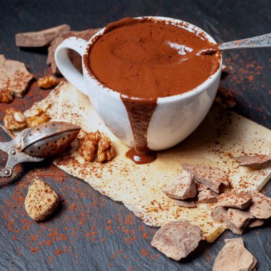 Siyah taşlı arka planda bir fincan sıcak çikolata