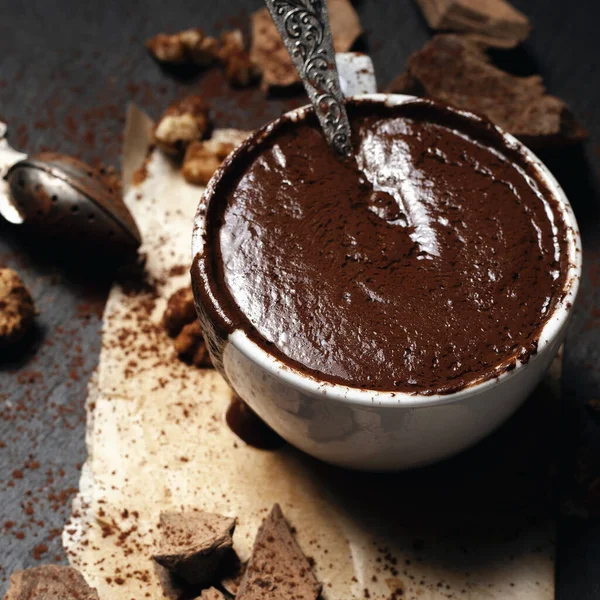 Copa Chocolate Caliente Trozos Chocolate Sobre Fondo Hormigón Oscuro —  Fotos de Stock