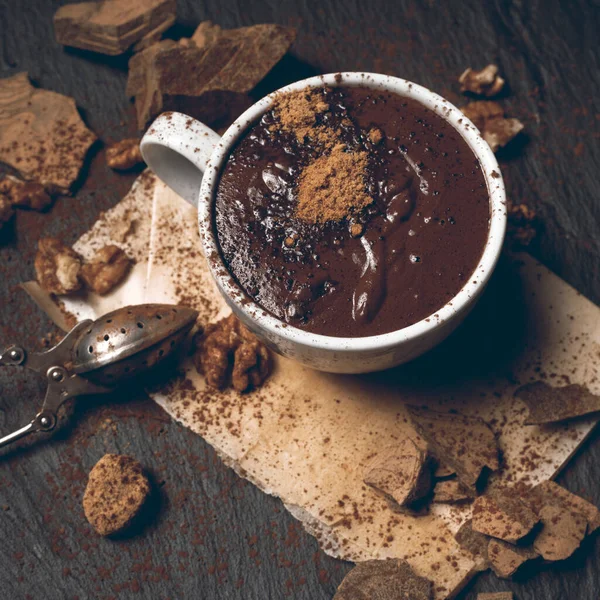 Copa Chocolate Caliente Trozos Chocolate Sobre Fondo Hormigón Oscuro —  Fotos de Stock