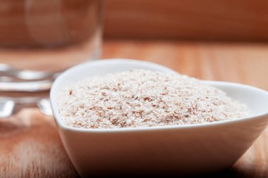 Kabızlığı azaltmak için kuru psiko kabuk elyafı.