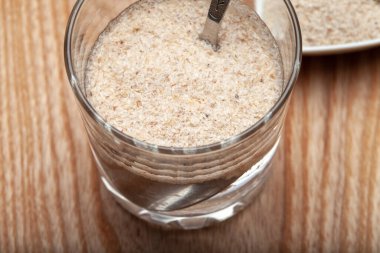 Psilyum jeli, Psilyum kabuk tozunu suyla karıştırarak elde edilir. Psilyum bitkisel ovata bitkisinin kabuklarından üretilen bir lif türüdür ve genellikle müshil olarak bilinir.