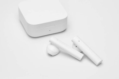Kablosuz bluetooth kulaklıklar, kulaklıklar ya da kulaklıklar beyaza izole edilmiş.