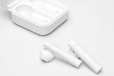 Kablosuz bluetooth kulaklıklar, kulaklıklar ya da kulaklıklar beyaza izole edilmiş.