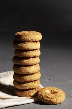 Görüntü en iyi bisküvileri gösteriyor, süslenmiş, sade ahşap kalaslarda. Gösterişsiz yemek fotoğrafçılığı