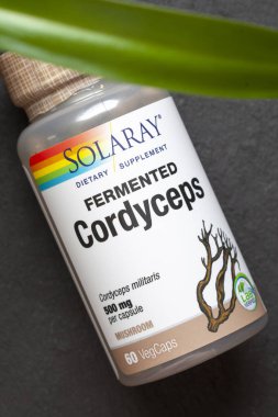 KIEV, UKRAINE - 23 Temmuz 2021: Cordyceps, Organik olarak yetişmiş Fermente Cordyceps, Solaray, 500 mg, 60 Vejetaryen Kapsülü. Organik Mantar Mycelium