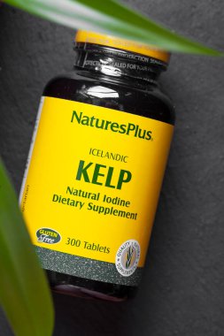 KIEV, UKRAINE - 23 Temmuz 2021: Nature 's Plus, İzlanda Kelp, 300 Tablet. İzlanda yosunu