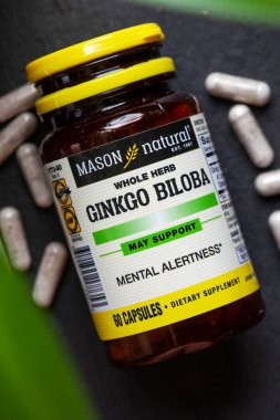 KIEV, UKRAINE - 23 Temmuz 2021: Mason Doğal, Whole Ginkgo Biloba Fabrikası, 60 Kapsül.