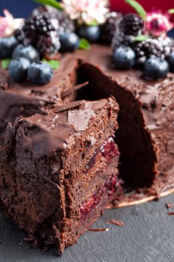 Masanın üzerinde bir dilim ev yapımı çikolatalı kek olan bir tabak. Makro fotoğrafçılık.