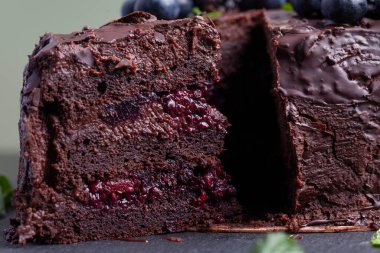 Masanın üzerinde bir dilim ev yapımı çikolatalı kek olan bir tabak. Makro fotoğrafçılık.