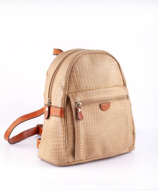 beyaz arkaplanda bej timsah derisi sırt çantası