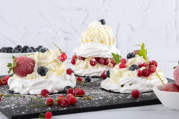 Taze çilek ve yabanmersinli kremalı pasta. Pasta Anna Pavlova. Kapat..