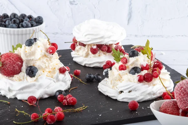 Taze çilek ve yabanmersinli kremalı pasta. Pasta Anna Pavlova. Kapat..