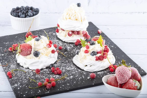 Taze çilek ve yabanmersinli kremalı pasta. Pasta Anna Pavlova. Kapat..