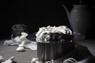 Pavlova keki için ev yapımı kremalı pasta. Siyah beton desenli arka plan. Boşluğu kopyala.