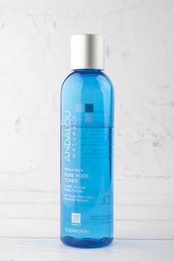 Kiev, Ukrayna - 06 Ekim 2021: Andalou Naturals, Pore Cleansing Tonic, Willow Bark