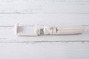 Hafif arkaplanda akıllı telefon için tripod