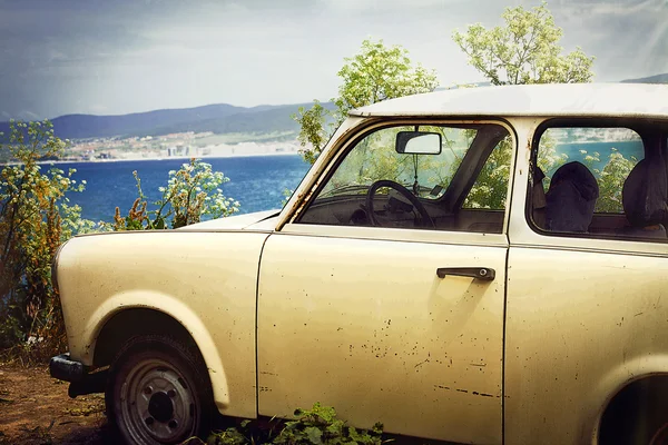 Auto retrò sullo sfondo del mare — Foto Stock