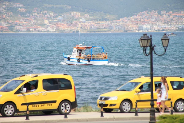 Moderne gele taxi aan de kust — Stockfoto