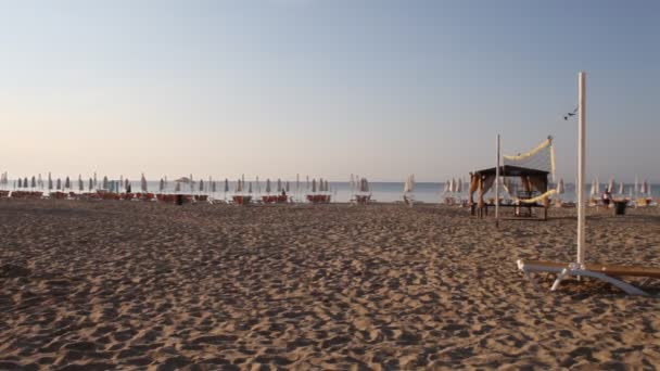 Plages vides pendant le confinement à cause de la pandémie de COVID-19 (Coronavirus) à Istanbul, Turquie. Étant donné que les déplacements entre les villes sont limités, l'industrie touristique est gravement touchée.. — Video