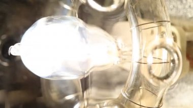 Fresnel lensli spot ışığı siyah arkaplanın önünde yavaşça kapanıyor.