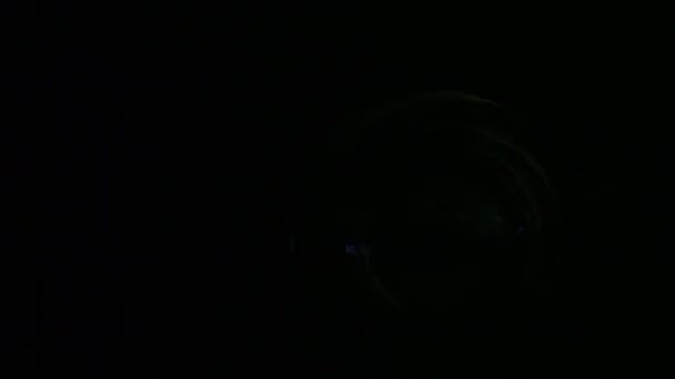 Projecteur avec lentille Fresnel éteindre lentement devant fond noir.