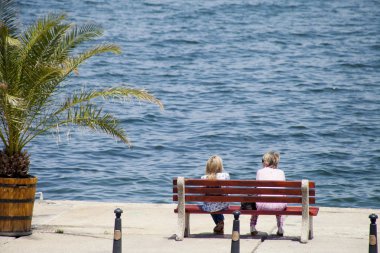 Bankta konuşan iki arkadaşlar