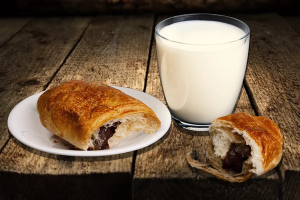Croissant, un pahar cu lapte — Fotografie, imagine de stoc