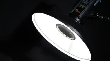 Stüdyo ışıklandırma ekipmanlarını ayarlamak için fotoğraf çekimi hazırlığı