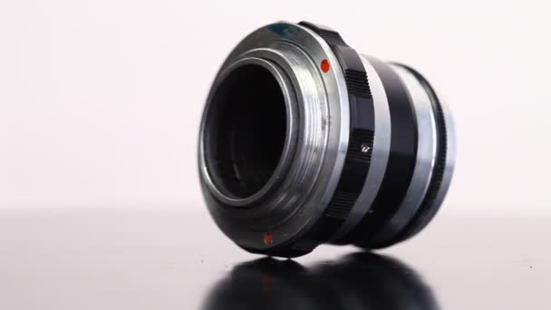 Oude manuele lens voor foto — Stockvideo