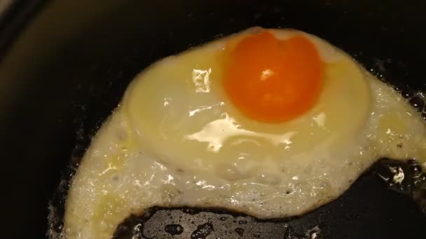 Foto de primer plano de huevo frito en la superficie de la sartén — Vídeos de Stock