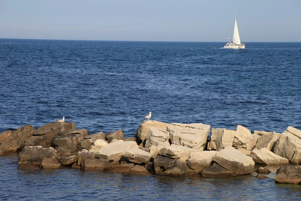 Zeilboot op zee in de avond zonlicht over prachtige grote bergen achtergrond, luxe zomer avonturen, outdoor activiteiten in de Middellandse Zee, Turkije — Stockfoto