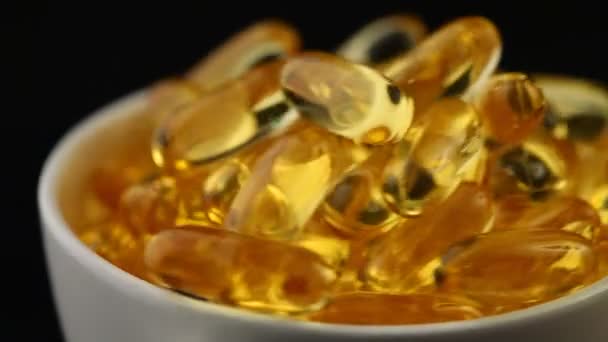 Fish oil capsules — Stock Video