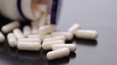 Şişe yakınındaki beyaz dikdörtgen tablet yalan