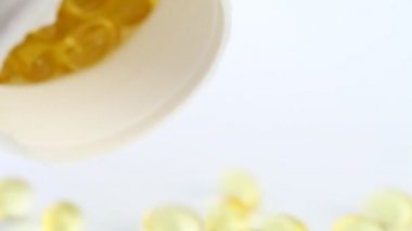 Omega-3 kapsül kutudan döktü