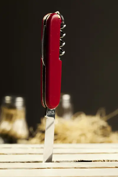 Cuchillo plegable rojo —  Fotos de Stock