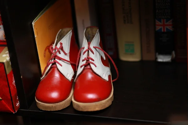 Детская обувь. Белый с красными кожаными сапогами — стоковое фото