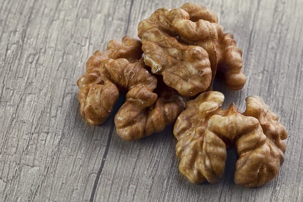 Орехи на деревянном столе — стоковое фото