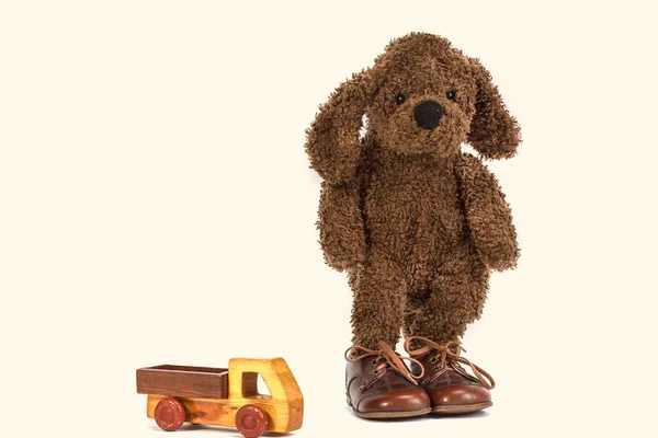 Soft toy cocker spaniel and a wooden machine — Stock Photo, Image