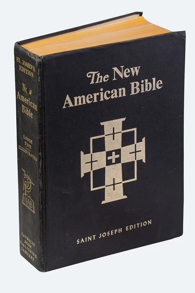 Νέα αμερικανική Αγία Γραφή. Το βιβλίο σε μαύρο κάλυμμα σε λευκό φόντο — Φωτογραφία Αρχείου