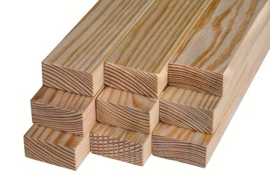 Beyaz bir arka plan üzerinde taze çam ahşap çubukları kümesini