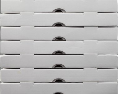 Pizza kutusu: uzun boylu yığını, beyaz, beyaz izole.